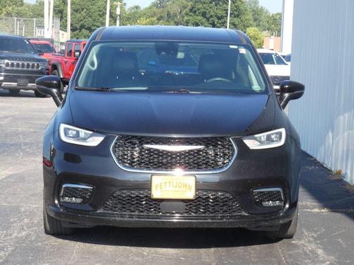 Brilliant Black Crystal Pearlcoat 2023 Chrysler Pacifica Touring-L