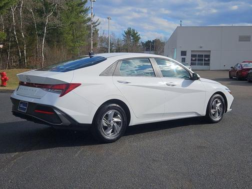 2024 Hyundai ELANTRA SE