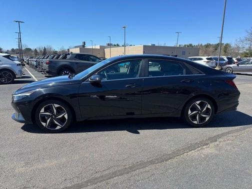 Black 2023 Hyundai ELANTRA Limited