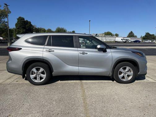 2024 Toyota Highlander LE