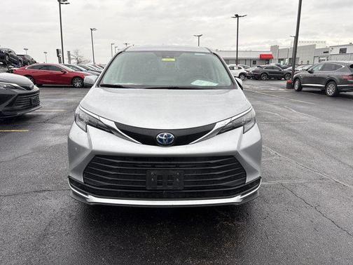 2024 Toyota Sienna LE