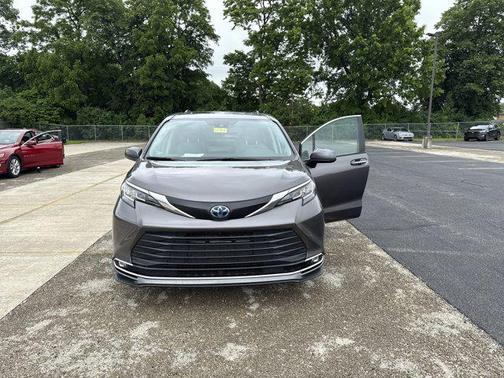 2023 Toyota Sienna XLE 7 Passenger