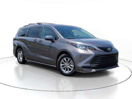 2023 Toyota Sienna LE