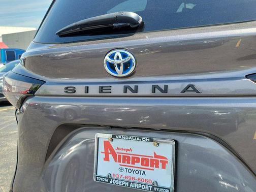2023 Toyota Sienna LE