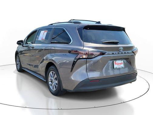 2023 Toyota Sienna LE
