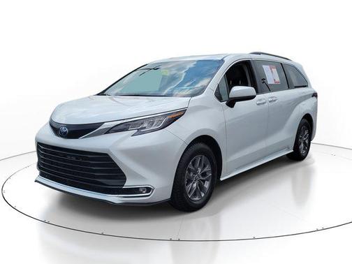 2023 Toyota Sienna XLE 8 Passenger
