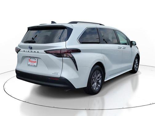 2023 Toyota Sienna XLE 8 Passenger