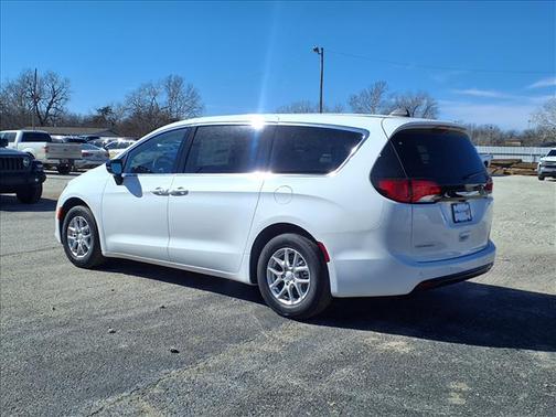 2026 Chrysler Voyager LX