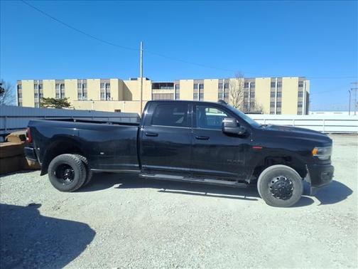 2023 RAM 3500 Laramie Crew Cab 4x4 8' Box