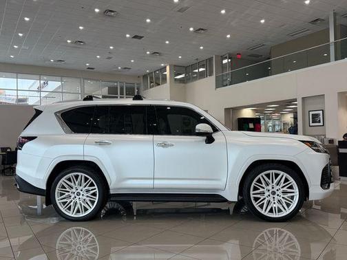 Eminent Wht Prl 2026 Lexus LX 600 Luxury