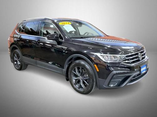 Deep Black Pearl Effect 2024 Volkswagen Tiguan 2.0T SE