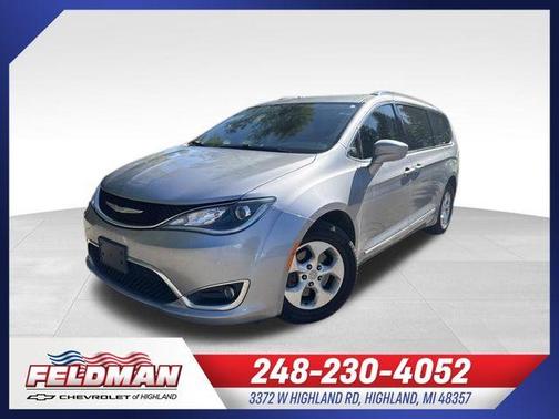 Billet Silver Metallic Clearcoat 2017 Chrysler Pacifica Touring-L Plus