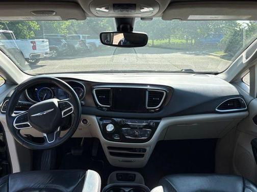 Brilliant Black Crystal Pearlcoat 2018 Chrysler Pacifica Touring-L
