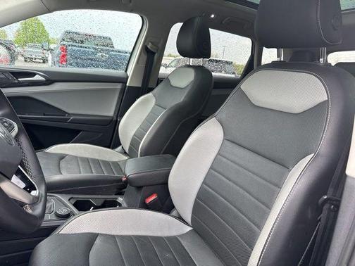 Pure White 2022 Volkswagen Taos 1.5T SEL