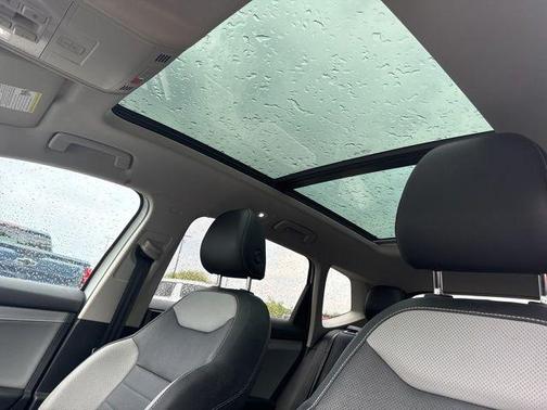 Pure White 2022 Volkswagen Taos 1.5T SEL