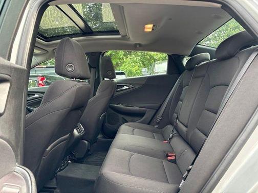 Silver Ice Metallic 2018 Chevrolet Malibu LT