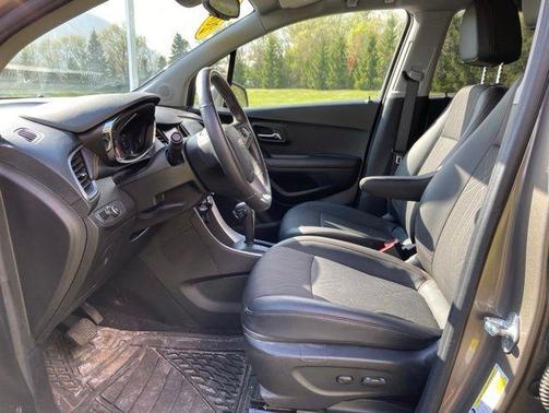 Stone Gray Metallic 2022 Chevrolet Trax LT