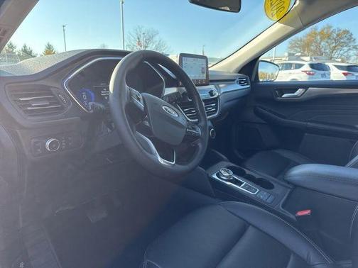 2022 Ford Escape Titanium Hybrid