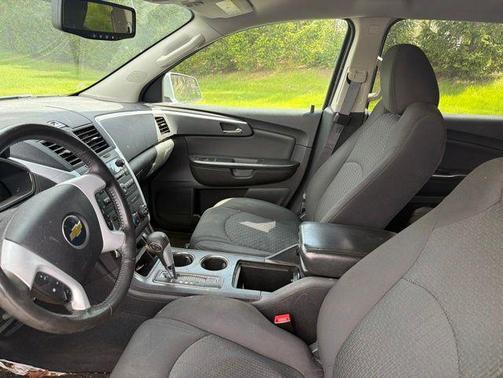 Silver Ice Metallic 2011 Chevrolet Traverse LT