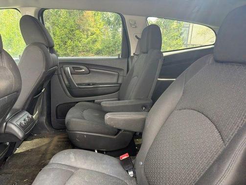 Silver Ice Metallic 2011 Chevrolet Traverse LT