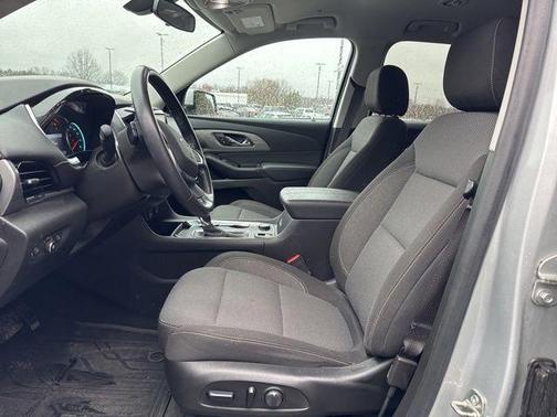 Silver Ice Metallic 2020 Chevrolet Traverse LT Cloth