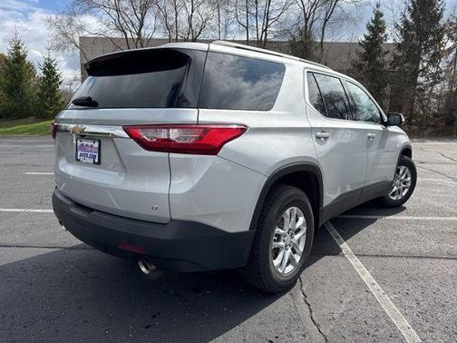 Silver Ice Metallic 2020 Chevrolet Traverse LT Cloth