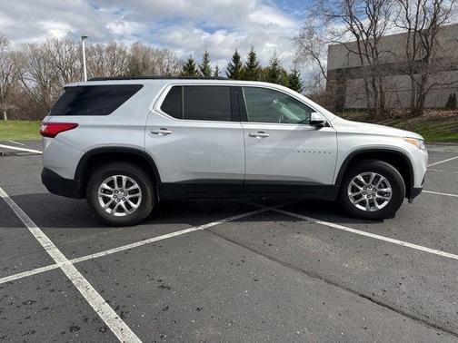 Silver Ice Metallic 2020 Chevrolet Traverse LT Cloth