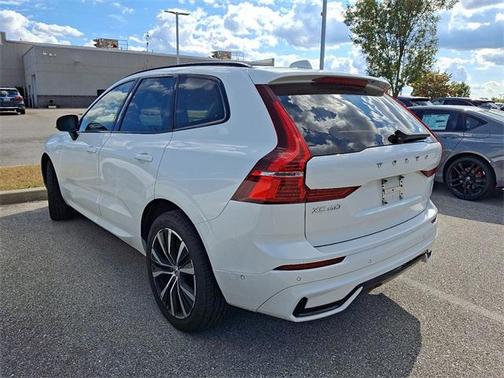 2024 Volvo XC60 B5 Plus Dark Theme