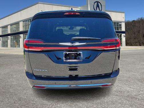 Diamond Black Crystal Pearlcoat 2025 Chrysler Pacifica L