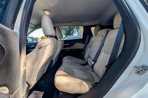2016 Jeep Cherokee Sport