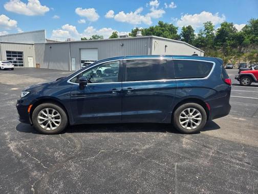 2023 Chrysler Pacifica Touring-L