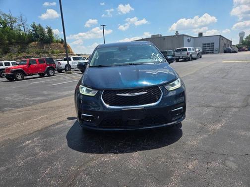 2023 Chrysler Pacifica Touring-L