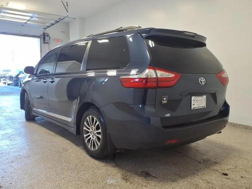 2018 Toyota Sienna XLE