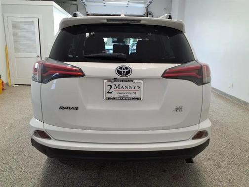 SUPER WHITE 2017 Toyota RAV4 LE