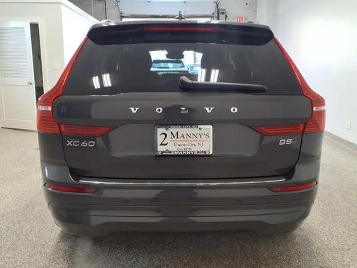 2022 Volvo XC60 B5 Momentum