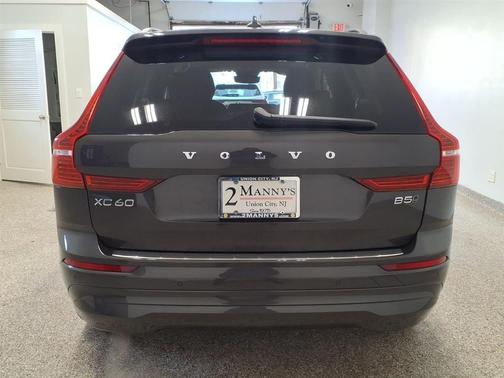 2022 Volvo XC60 B5 Momentum