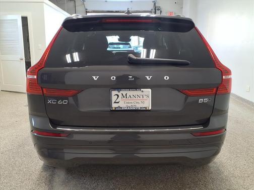 2022 Volvo XC60 B5 Momentum