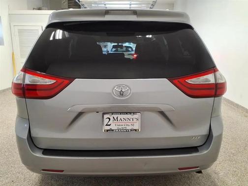 2016 Toyota Sienna XLE