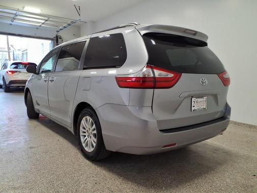 2016 Toyota Sienna XLE