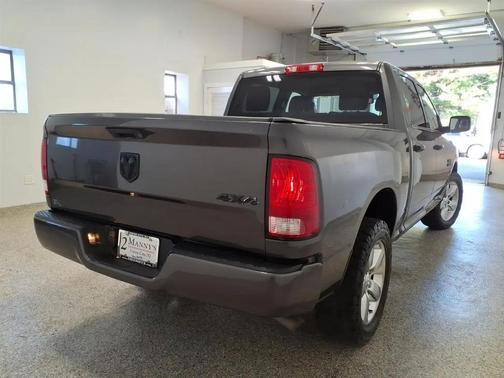Brilliant Black Crystal Pearlcoat 2018 RAM 1500 Express