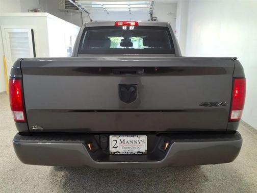 Brilliant Black Crystal Pearlcoat 2018 RAM 1500 Express
