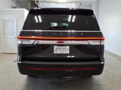 Infinite Black Metallic Clearcoat 2023 Lincoln Navigator L Reserve