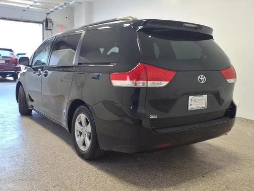 BLK 2011 Toyota Sienna LE