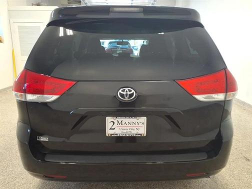 BLK 2011 Toyota Sienna LE