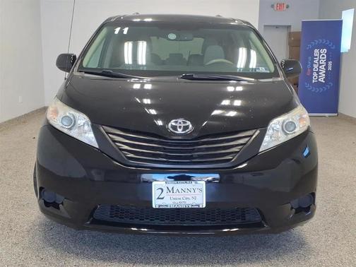 BLK 2011 Toyota Sienna LE