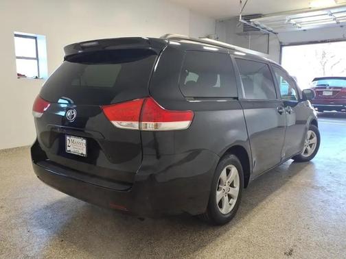 BLK 2011 Toyota Sienna LE