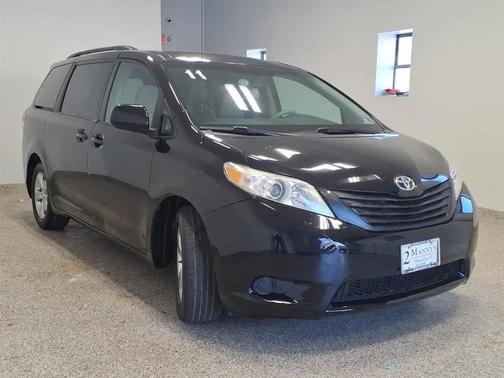 BLK 2011 Toyota Sienna LE