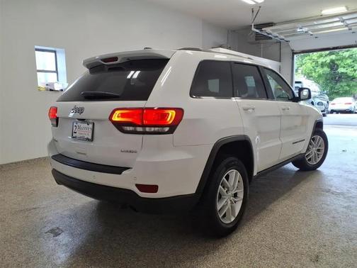 Bright White Clearcoat 2018 Jeep Grand Cherokee Laredo E