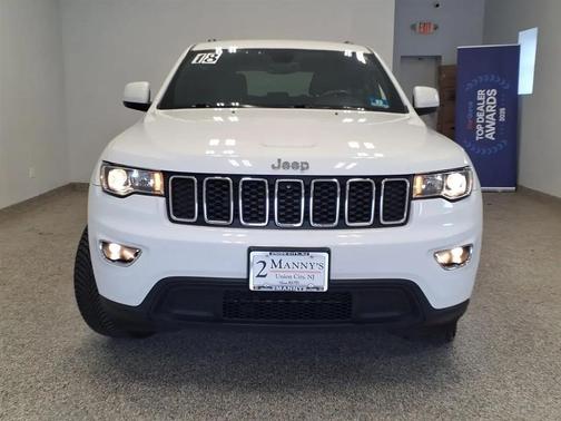 Bright White Clearcoat 2018 Jeep Grand Cherokee Laredo E