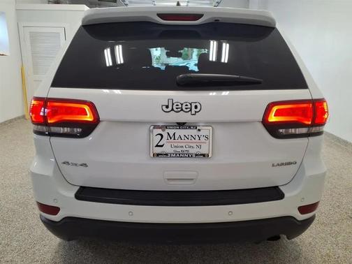 Bright White Clearcoat 2018 Jeep Grand Cherokee Laredo E
